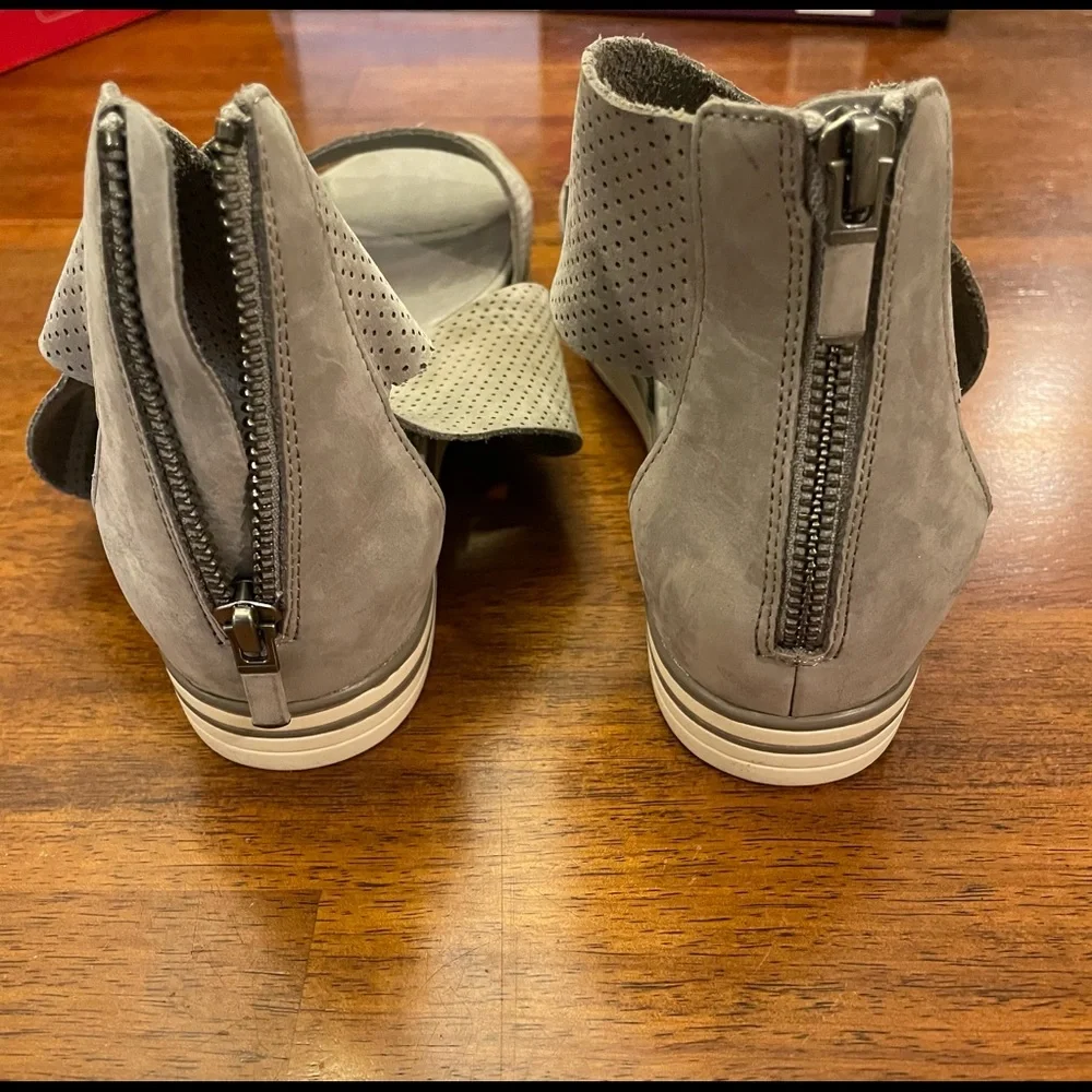 Women's Perforated Crossover Strap Sandals - Taupe